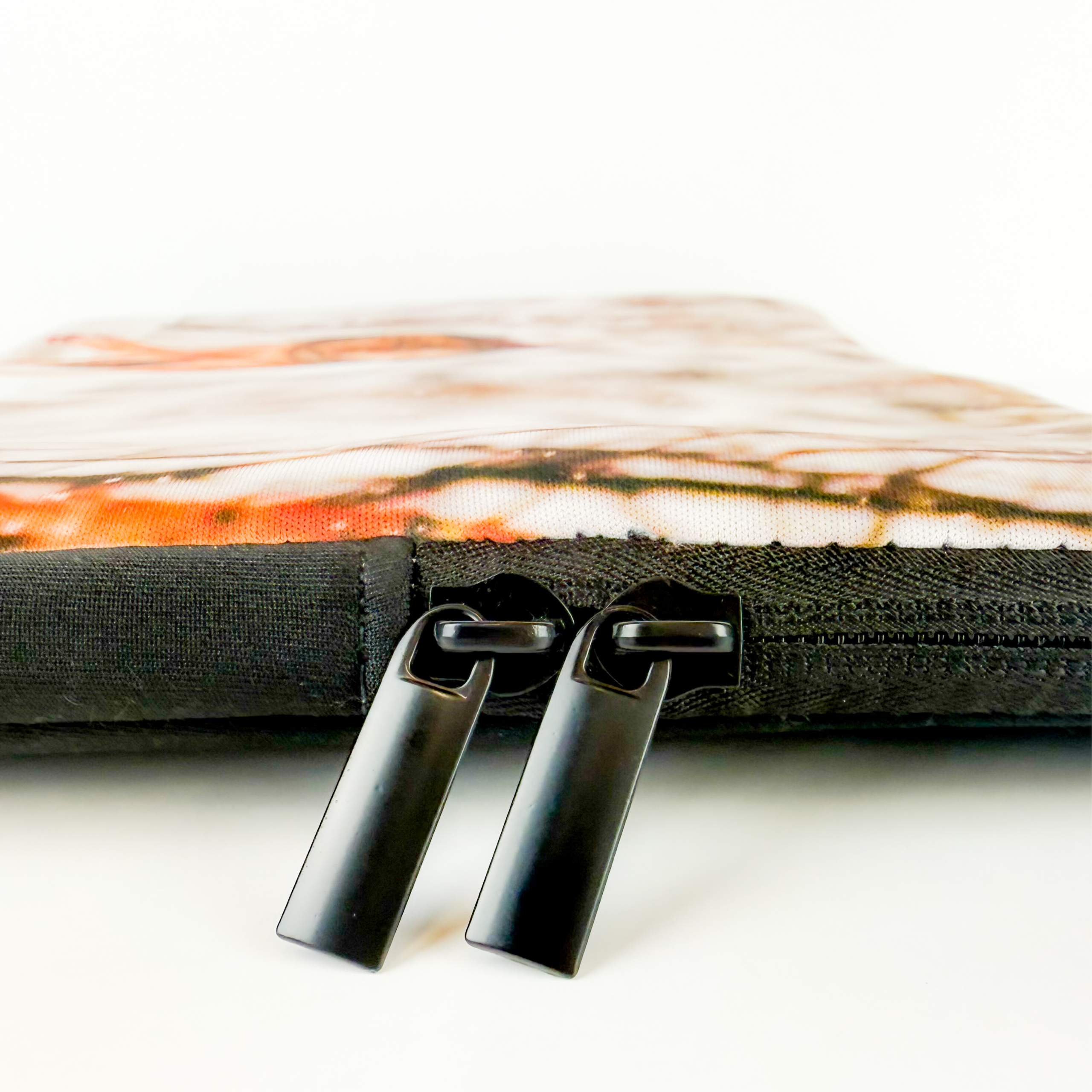 Closeup zijkant van foto op laptophoes